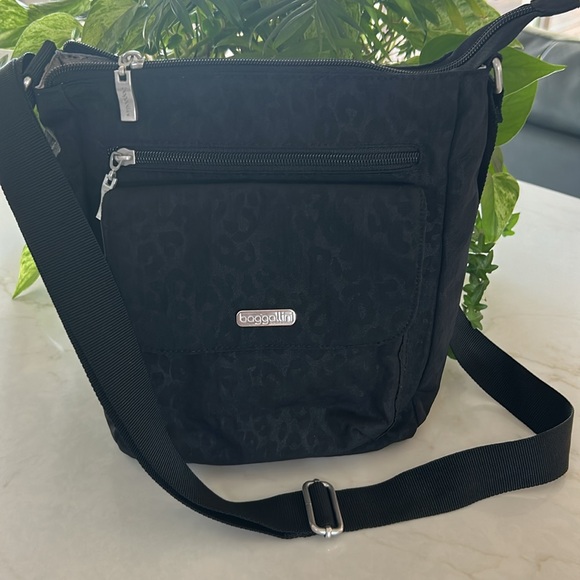 Baggallini Pocket Town Nylon Crossbody Bag Color Black Cheetah Print - Picture 1 of 7